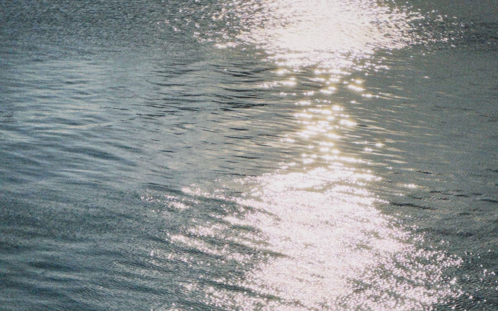Agua clara con destellos de sol